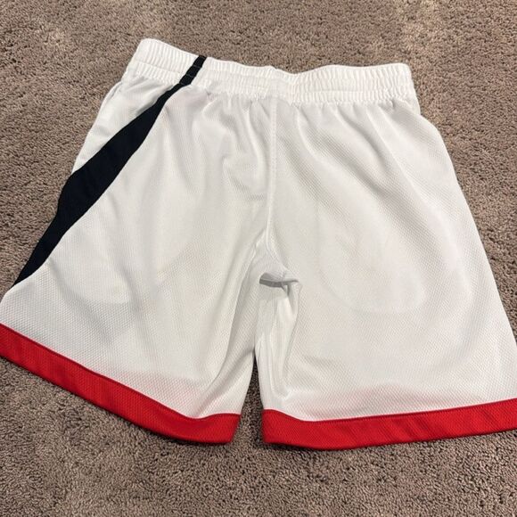 Youth Nike Dri-Fit shorts! White size medium great condition - Picture 2 of 4